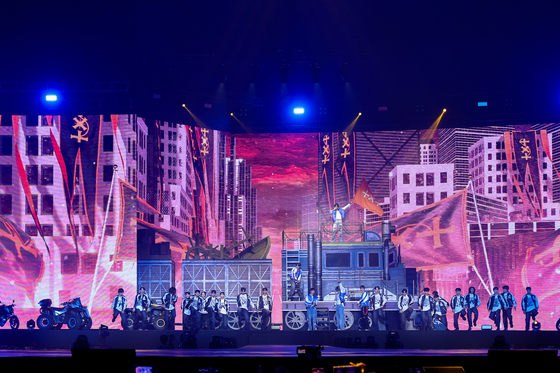 Tomorrow X Together and dancers perform at the ″Act: Promise″ world tour concert Friday at KSPO Dome in Songpa District, southern Seoul. [BIGHIT MUSIC]