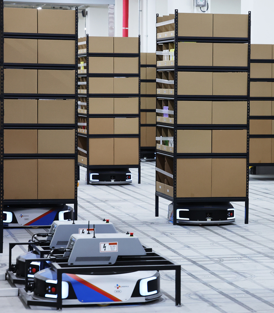 AGV, a robot that moves along QR codse attached to the floor, travels through the CJ Korea Express Smart Fulfillment Center in Gunpo, Gyeonggi. [CJ Logistics]