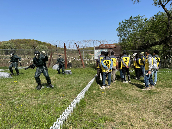 Visitors enjoy a spot on the Yeoncheon route area near the DMZ, in this file photo. [JOONGANG ILBO]