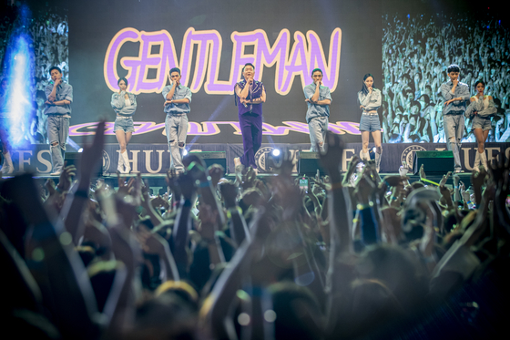 Singer PSY performs at the spring festival at Hankuk University of Foreign Studies Global Campus in Yongin, Gyeonggi. Daedongje, or university spring festivals, are the biggest events of the year for universities in Korea. [JOONGANG ILBO]