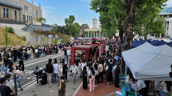 Students and visitors enjoy the spring festival at Korea University in Seongbuk District, northern Seoul. [JOONGANG ILBO]