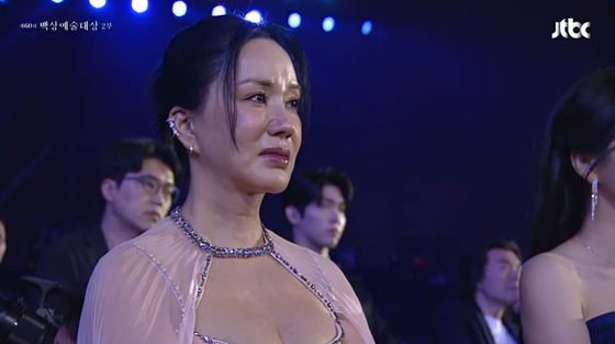 Singer and actor Uhm Jung-hwa at The 60th Baeksang Arts Awards during veteran actor Lee Soon-jae's special stage. [SCREEN CAPTURE]