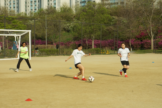Mary, center, vies for possession! [SEOUL CALCIO FC]