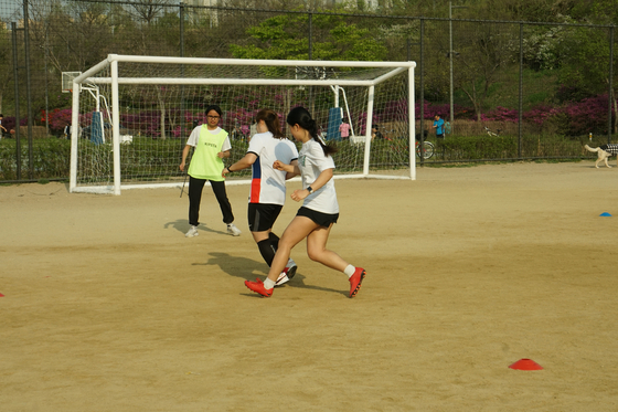 Mary, right, loses possession. [SEOUL CALCIO FC]