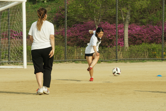 Mary gets creative with ways to miss the ball. [SEOUL CALCIO FC]