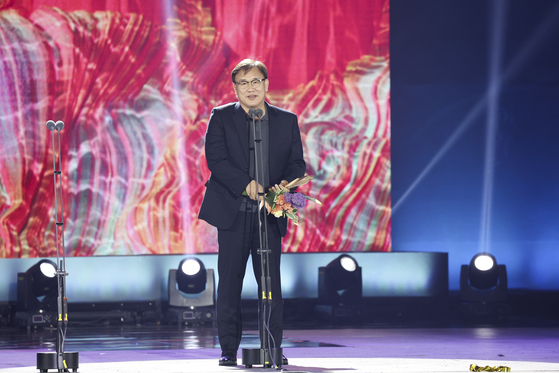 Film “12.12: The Day,” directed by Kim Sung-su, won the Grand Prize in the Film category at The 60th Baeksang Arts Awards. [JOONGANG ILBO]