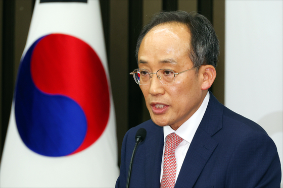 Rep. Choo Kyung-ho, the conservative People Power Party's new floor leader-elect, delivers his acceptance speech at the National Assembly in Yeouido, western Seoul, on Thursday. [JOINT PRESS CORPS]