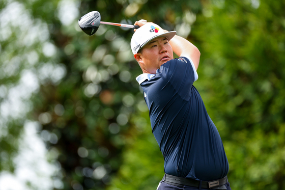 Im Sung-jae hits a tee shot on the 16th hole during the first round of the Wells Fargo Championship at Quail Hollow Country Club in Charlotte, North Carolina on Thursday.  [GETTY IMAGES]