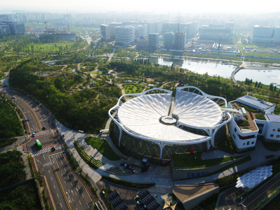 Seoul Botanic Park in Gangseo District, western Seoul, opened in May 2019 as the first urban botanic park in Seoul. [JOONGANG ILBO]