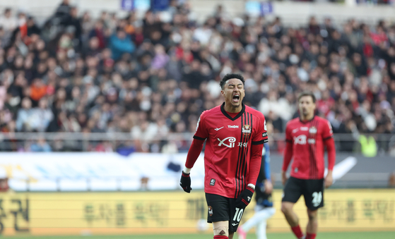 FC Seoul's Jesse Lingard reacts after missing a shot during a match against Incheon United at Seoul World Cup Stadium in western Seoul on March 10. [YONHAP]