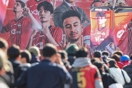 A record crowd turns out for Jesse Lingard's first game at Seoul World Cup Stadium in western Seoul on March 10. [YONHAP]