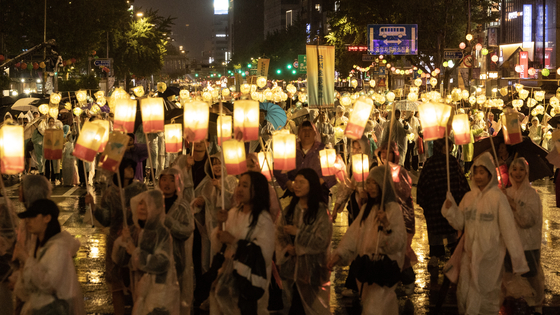 A lantern parade celebrating upcoming Buddha’s Birthday takes place in Jongno District, central Seoul, on Saturday evening, four days ahead of the religious holiday that falls on Wednesday. [YONHAP]