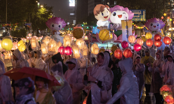 A lantern parade celebrating upcoming Buddha’s Birthday takes place in Jongno District, central Seoul, on Saturday evening, four days ahead of the religious holiday that falls on Wednesday. [YONHAP]