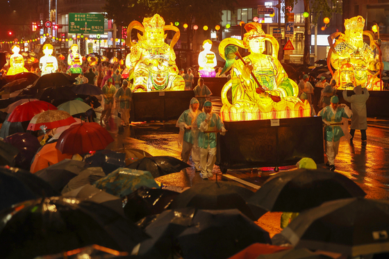 A lantern parade celebrating upcoming Buddha’s Birthday takes place in Jongno District, central Seoul, on Saturday evening, four days ahead of the religious holiday that falls on Wednesday. [NEWS1]