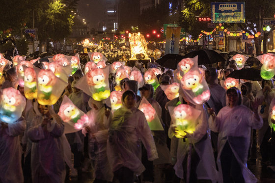 A lantern parade celebrating upcoming Buddha’s Birthday takes place in Jongno District, central Seoul, on Saturday evening, four days ahead of the religious holiday that falls on Wednesday. [YONHAP]