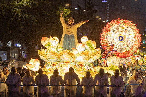 A lantern parade celebrating upcoming Buddha’s Birthday takes place in Jongno District, central Seoul, on Saturday evening, four days ahead of the religious holiday that falls on Wednesday. [YONHAP]