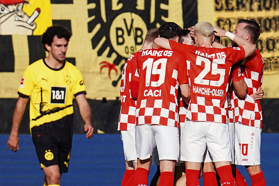 Mainz players celebrate their side's third goal scored by Lee Jae-sung during a Bundesliga match against Borussia Dortmund in Mainz, Germany on Saturday. [AP/YONHAP]