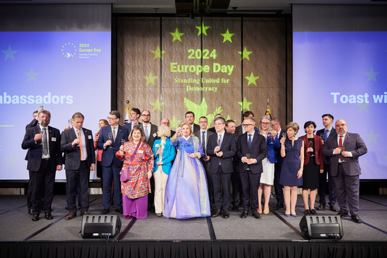European Union (EU) Ambassador to Korea Maria Castillo Fernandez, center left, Kim Hee-sang, director-general for bilateral economic affairs at the Korean Foreign Ministry, center right, and diplomats from European countries toast during the EU Day event held at the Four Seasons Hotel in central Seoul on Thursday. EU Day is a celebration of "peace and unity in Europe" hosted by the Council of Europe, with events held around the world. [EUROPEAN UNION SECRETARIAT]