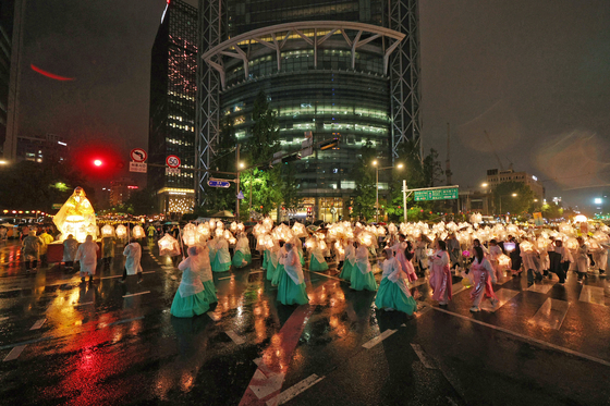 A lantern parade celebrating upcoming Buddha’s Birthday takes place in Jongno District, central Seoul, on Saturday evening, four days ahead of the religious holiday that falls on Wednesday. [YONHAP]