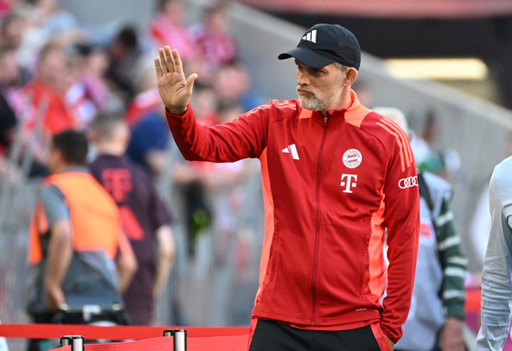 Bayern Munich manager Thomas Tuchel waves to fans before the match against Wolfburg at Allianz Arena in Munich, Germany on Sunday. [REUTERS/YONHAP]