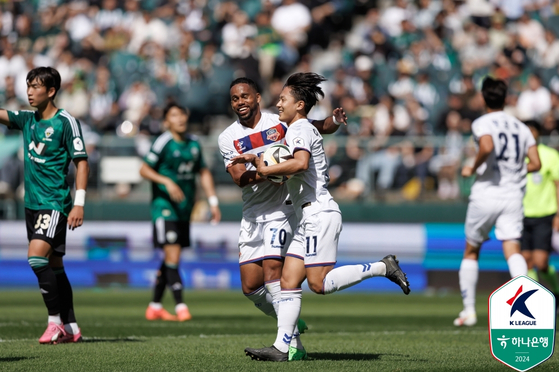 Suwon FC midfielder Lee Seung-woo, center right, celebrates scoring a goal during a K League 1 match against Jeonbuk Hyundai Motors at Jeonju World Cup Stadium in Jeonju, North Jeolla on Sunday. [YONHAP] 