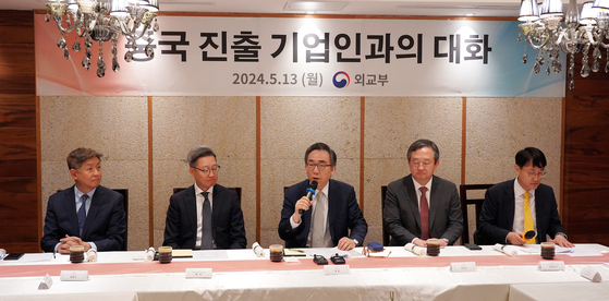 Foreign Minister Cho Tae-yul, center, speaks at a meeting with Korean businesspeople in China in Beijing Monday, ahead of his talks Chinese Foreign Minister Wang Yi. [JOINT PRESS CORPS]