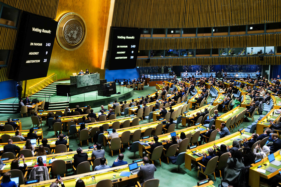 The results of a vote on a resolution for the UN Security Council to reconsider and support the full membership of Palestine into the UN is displayed during a special session of the UN General Assembly, at the UN headquarters in New York City on May 10, 2024. [AFP/YONHAP]