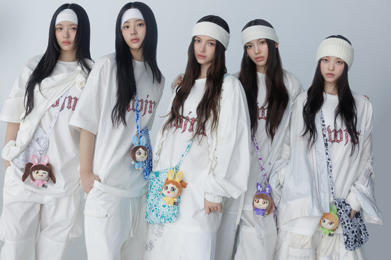 NewJeans' Japanese debut digital single, "Supernatural," will drop on June 21. The physical copies of the album will come in bags featured in the picture. [ADOR]
