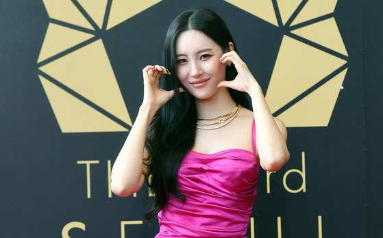 Singer Sunmi poses during the red carpet event of the Seoul Music Awards held in Thailand on Jan. 2. [NEWS1]