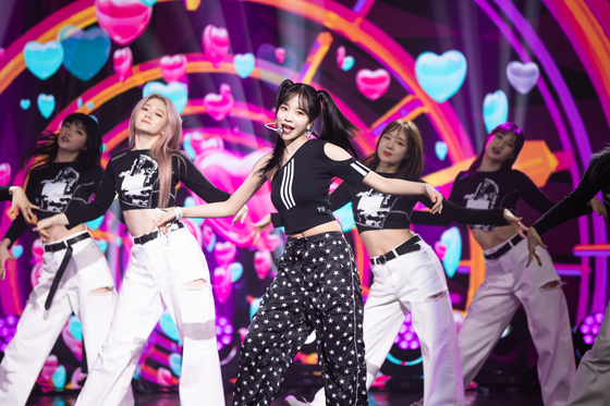  Jo performs "Love Shhh!" [WAKEONE ENTERTAINMENT]