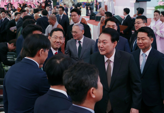 President Yoon Suk Yeol, second from right, greets Rebuilding Korea Party leader Cho Kuk at an event held to celebrate Buddha's birthday at Jogye Order in central Seoul on Wednesday. [PRESIDENTIAL OFFICE] 