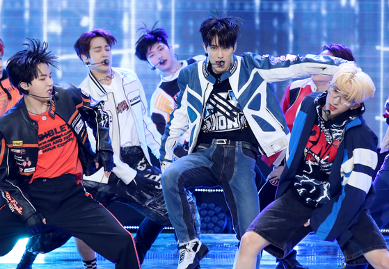 Boy band xikers performs its debut lead track "Tricky House" during Wednesday's showcase. [KQ ENTERTAINMENT]