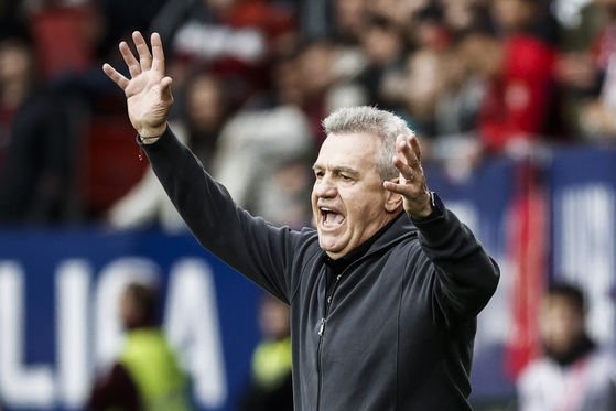 Mallorca manager Javier Aguirre gestures during a La Liga match against Osasunaa in Pamplona, Spain on Tuesday. [EPA/YONHAP] 