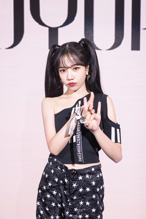 Jo poses during Thursday's showcase. [WAKEONE ENTERTAINMENT]
