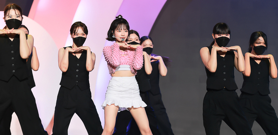 Jo performs her debut song "Glassy" in 2021. [WAKEONE ENTERTAINMENT]