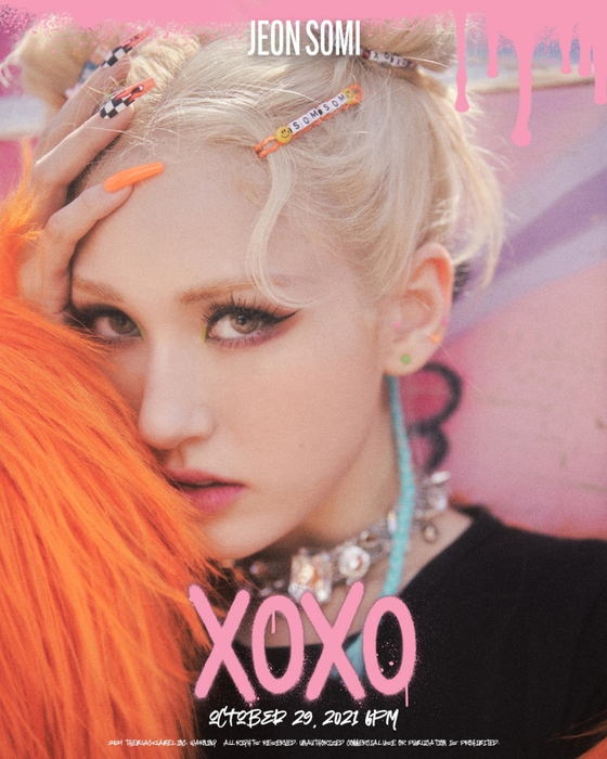 A teaser image for Somi's upcoming EP ″XOXO″ [THE BLACK LABEL] 