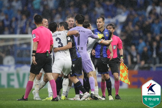 Incheon United and FC Seoul players tussle during a K League 1 match at Incheon Football Stadium in Incheon on May 11. [YONHAP] 