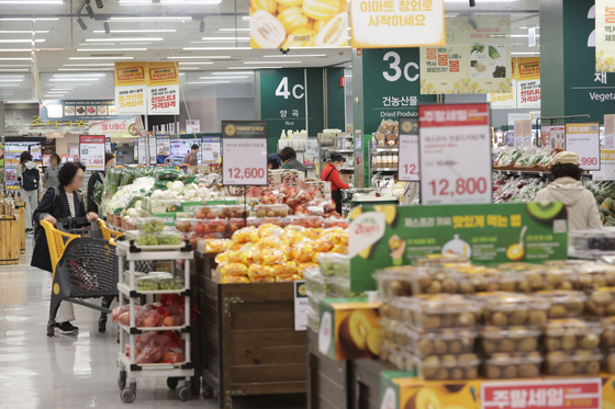 Customers shop at an Emart outlet in Yeongdeungpo District, western Seoul, during the discount store chain's steep price cut event. [Yonhap]