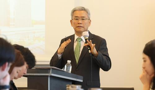 Kim Dong-cheol, president and CEO of the state-run Korea Electric Power Corporation, speaks during a briefing in the central city of Sejong on Thursday. [YONHAP]