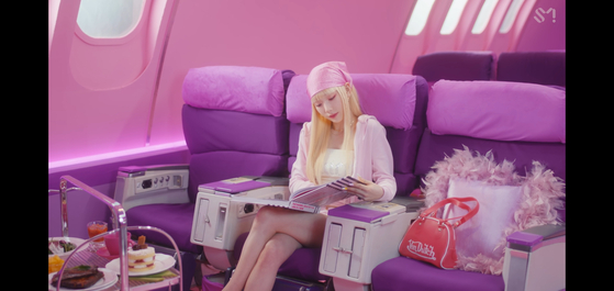 Taeyeon in her music video for "Weekend" [SCREEN CAPTURE]