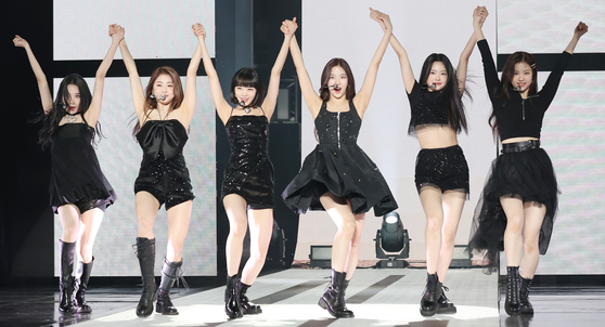 Le Sserafim performs its debut song "Fearless." [SOURCE MUSIC]