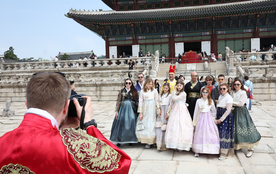 Foreign tourists take photos near Gyeongbok Palace in central Seoul on May 1. [YONHAP] 