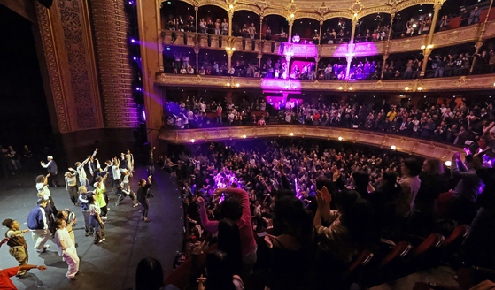 Korean dance crew 1Million and French break dancers Pokemon Crew perform “Urban Pulse Uprising,”the opening performance to kick start the “2024 Korea Season,” a series of cultural programs that are part of Paris Cultural Olympiad, on May 2 at Théâtre du Châtelet in Paris. [MINISTRY OF CULTURE, SPORTS AND TOURISM]