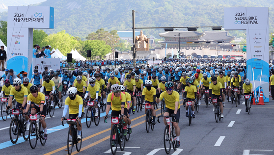 Thousands of cyclists depart from Gwanghwamun Square in Jongno District, downtown Seoul, Sunday morning for the 2024 Seoul Bike Festival. The annual festival, in its 16th iteration, was hosted by the JoongAng Ilbo and JTBC, affiliates of the Korea JoongAng Daily, and sponsored by the Seoul Metropolitan Government and Woori Bank. The 21-kilometer (13-mile) course began in Gwanghwamun Square, central Seoul, on Sunday morning, followed along the northern banks of the Han River and finished at World Cup Park in Mapo District, western Seoul. [JOONGANG ILBO]