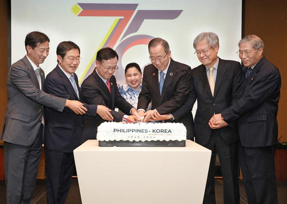From left: Seoul Metropolitan Government Chief International Relations Officer Koo Hong-seok, President of the War Memorial of Korea Baek Seung-joo, Deputy Director-General for Asean and South East Asian Affairs Kim Dong-bae, Ambassador of the Philippines to Korea Maria Theresa Dizon-De Vega, President and Chair of the Green Growth Institute and former Secretary General of the UN General Assembly Ban Ki-moon, Secretary General of the Asean-Korea Centre Kim Hae-yong and former Ambassador of Korea to the Philippines Han Dong-man. The group participated in a cake-cutting session during the 75th Anniversary of Philippines-Korea relations event held at Grand Hyatt Seoul in Yongsan District, central Seoul, on March 6, 2024. [PARK SANG-MOON]