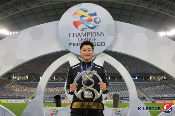 Former Ulsan Hyundai manager Kim Do-hoon poses with the AFC Champions League trophy after beating Persepolis in the final on Dec. 19, 2020.  [AFC]