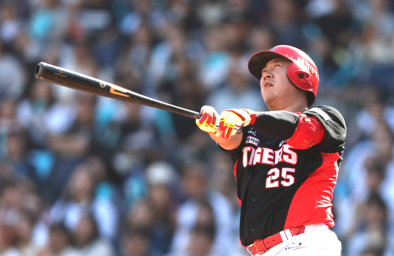 Kia Tigers outfielder Lee Woo-sung hits a solo home run at the top of the ninth during a game against the NC Dinos at Changwon NC Park in Changwon, South Gyeongsang on Sunday.  [YONHAP]