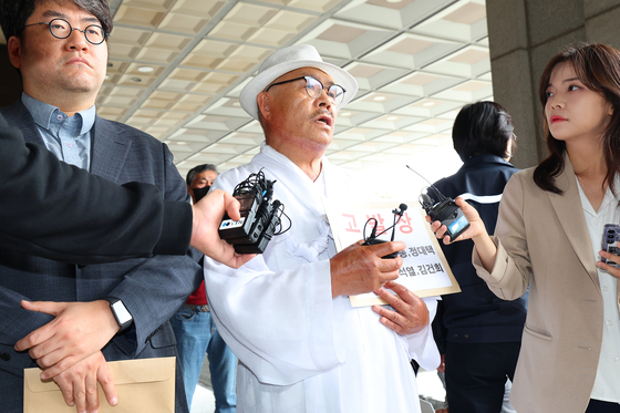 Baek Eun-jong, chief of Voice of Seoul, speaks to reporters at the Seoul Central District Prosecutors Office on Monday. [YONHAP] 