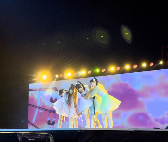 NewJeans take to the stage. [CHO YONG-JUN]