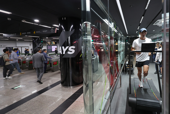 A man runs on a treadmill installed at the Runners Station in Yeouinaru Station at Yeongdeongpo District, western Seoul, on Tuesday, its opening day. [YONHAP]